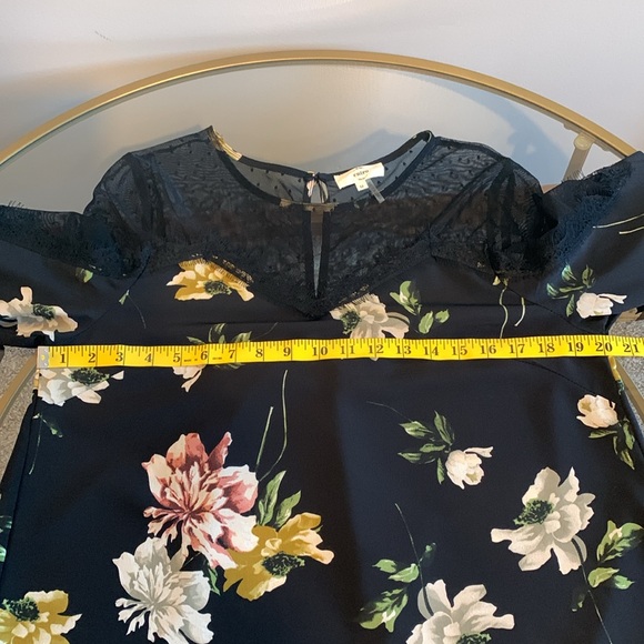 Entro Lace and Foral Flowy Boho Top - Picture 9 of 16